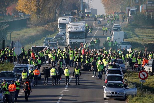 Fransa’da ‘Sarı yelekliler’ yolları kapattı