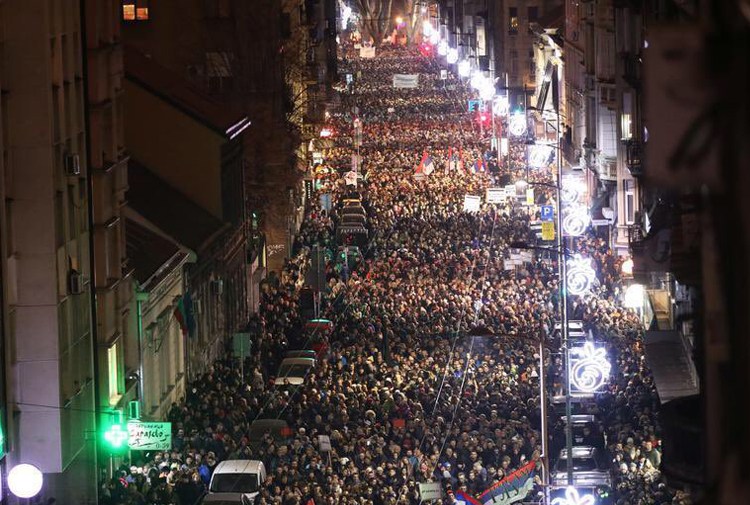 Sırbistan’da binlerce kişi hükümete karşı sokaktaydı
