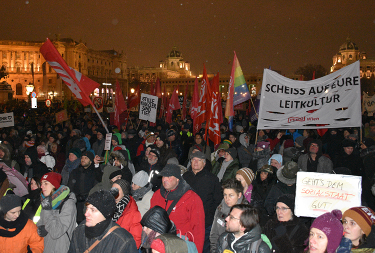 Avusturya’da 50 bin kişi hükümetin göçmen karşıtı ve sermaye yanlısı politikalarına karşı yürüdü