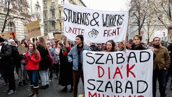 Macaristan’da ‘kölelik yasası’na karşı işçiler ve öğrenciler sokağa çıktı