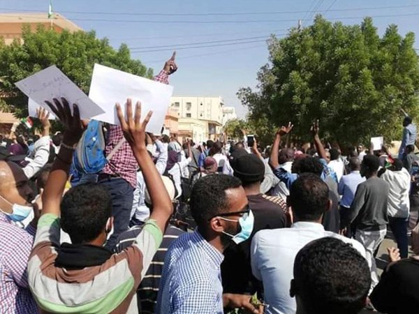 Sudan’da eczacılar greve çıktı