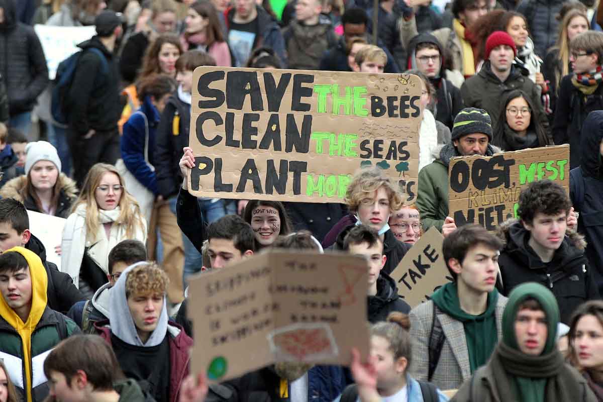 Brüksel’de öğrencilerden iklim protestosu