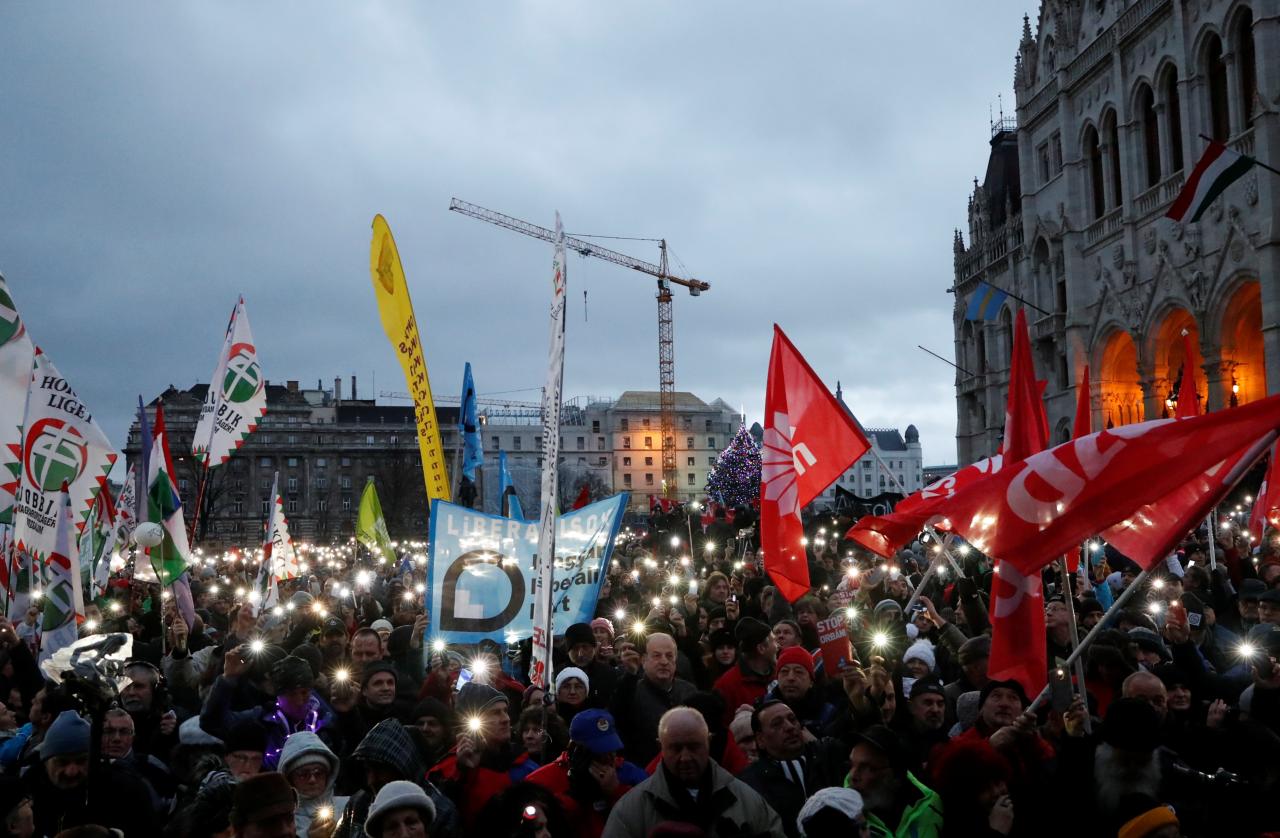 Macaristan’da binlerce kişi çalışma saatlerini arttıran yasaya karşı yürüdü