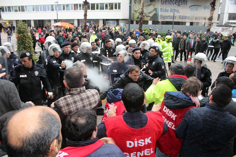 İzmir’de Büyükşehir Belediyesi işçilerine polis saldırdı, işçiler tüm şehirde iş bıraktı