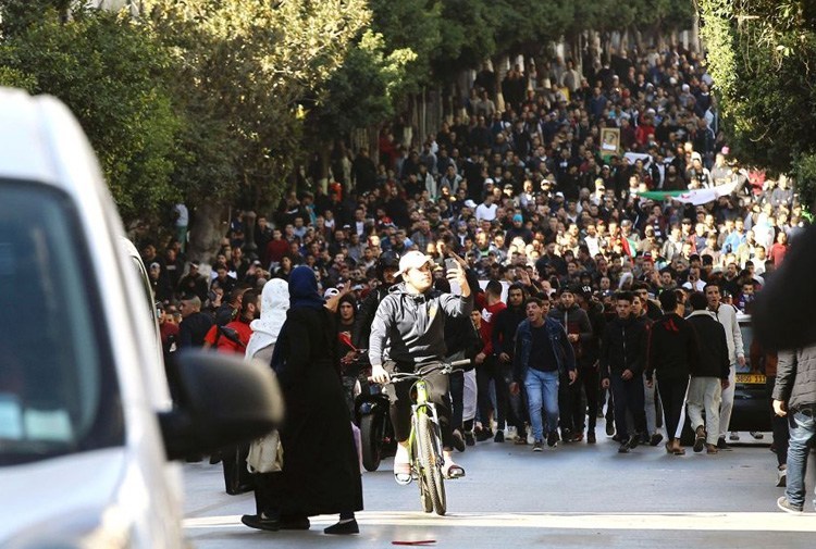 Cezayir’de binlerce kişi Buteflika’ya karşı sokağa çıktı