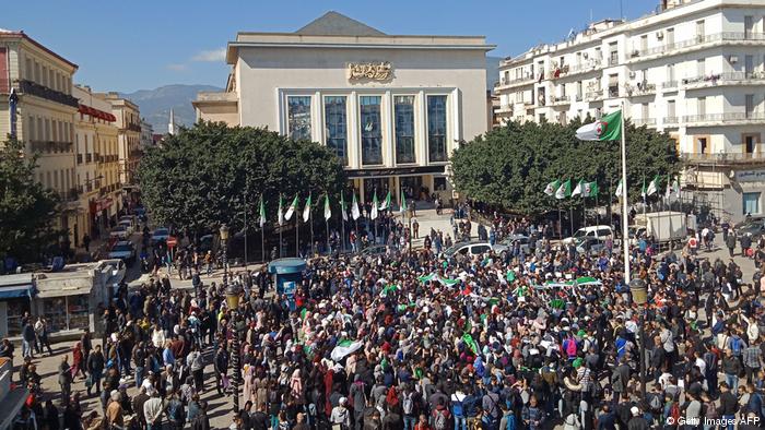 Cezayir’de on binlerce kişi Devlet Başkanı Buteflika’yı protesto etmek için yine sokaktaydı