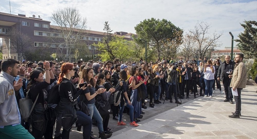 Ankara Üniversitesi öğrencileri tecavüzcü profesörü protesto etti