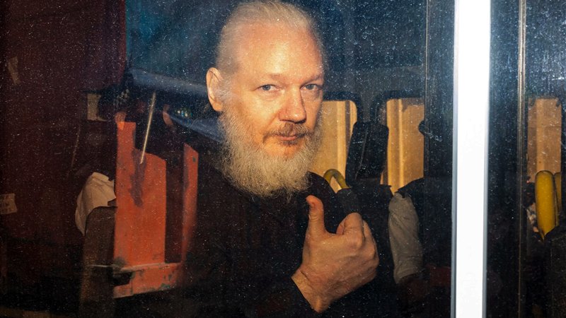 Anonymous Video Yayınladı: Assange’ı bırakın yoksa bedelini ödersiniz