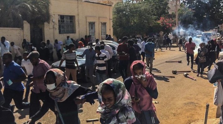 Sudan’da genel grev ilan edildi, eylemciler ordunun ana karargahına girdi