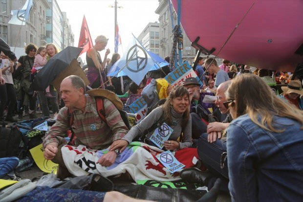Londra’da ‘Soy Tükenmesi İsyanı’ eylemleri saldırılara rağmen sürüyor