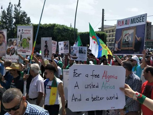 Cezayir’de Buteflika’nın görevden ayrılmasının ardından yönetimin de istifası talebiyle protestolar sürüyor