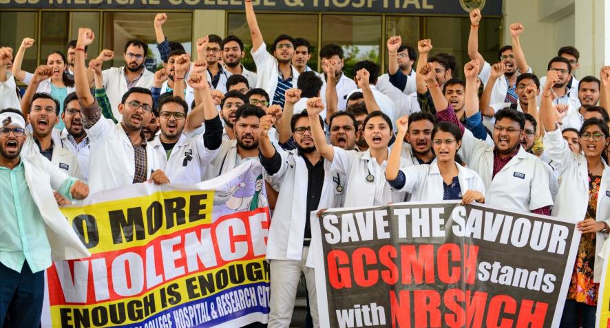 Hindistan’da sağlıkta şiddete karşı grev