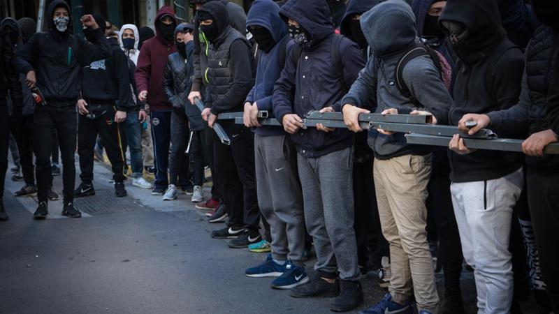 Yunanistan’da Yeni Demokrasi hükümetinin hedef aldığı anarşistlerden yanıt: Mahallelerimizi savunmaya kararlıyız