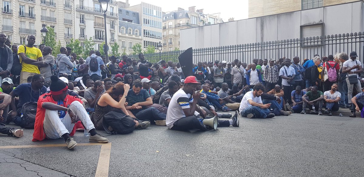 Paris’te “Siyah Yelekliler”in yasal statü talebiyle gerçekleştirdikleri eyleme polis saldırdı