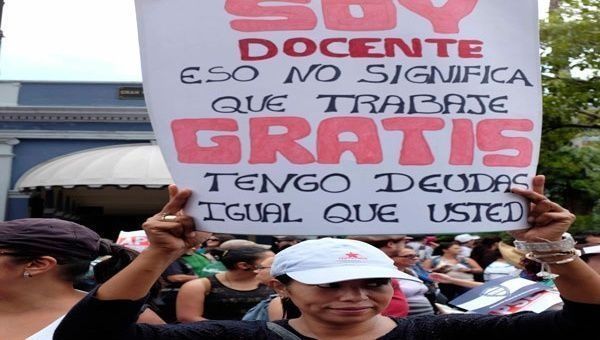 Kosta Rika’da eğitim emekçileri özelleştirmeye karşı eylem yaptı