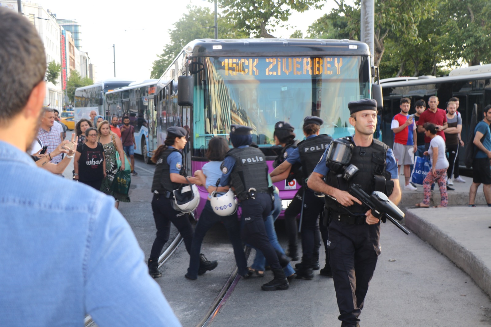 Alacakları için direnişte olan Özsüt işçilerine polis saldırısı