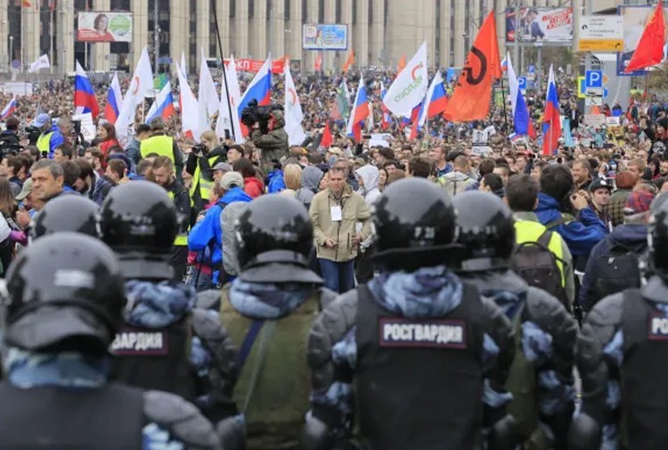 Moskova’da binlerce kişi ‘adil seçim’ talebiyle yine sokaktaydı