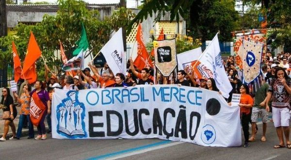 Brezilya’da eğitim bütçesinde öngörülen kesintilere karşı 200 şehirde eylem