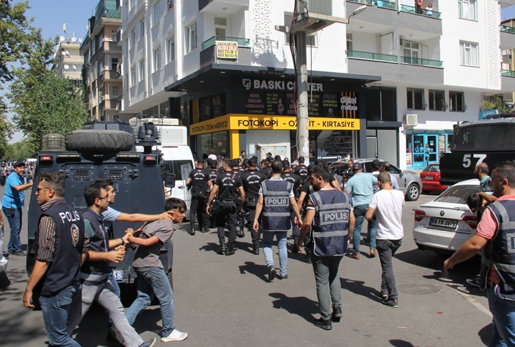 HDP’li belediyelere kayyum atanmasına karşı eylemler 3. gününde sürüyor
