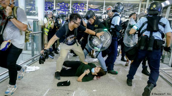 Hong Kong Havalimanı’nda süren eyleme polis saldırdı