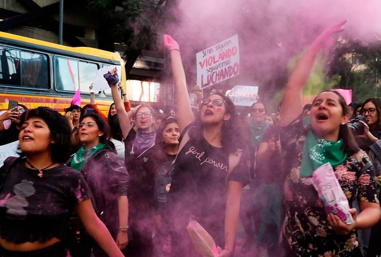 Meksika’da kadınlar polislerin cinsel saldırısına karşı sokakta