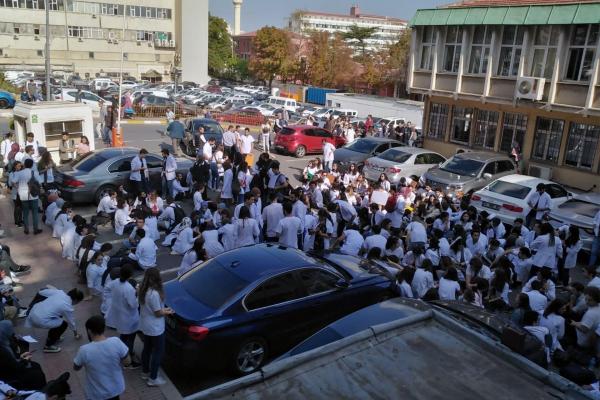 Deprem nedeniyle duvarlarında çatlak oluşan İÜ Diş Hekimliği Fakültesinde öğrenciler eylemde