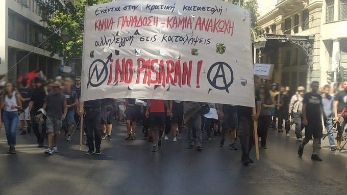 Exarcheia’da devletin artan baskılarına karşı anarşistlerin düzenlediği yürüyüşe binlerce kişi katıldı