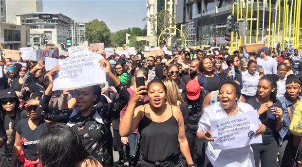 Johannesburg’da cinsel saldırı ve kadın cinayetlerine karşı kadınlar sokağa çıktı