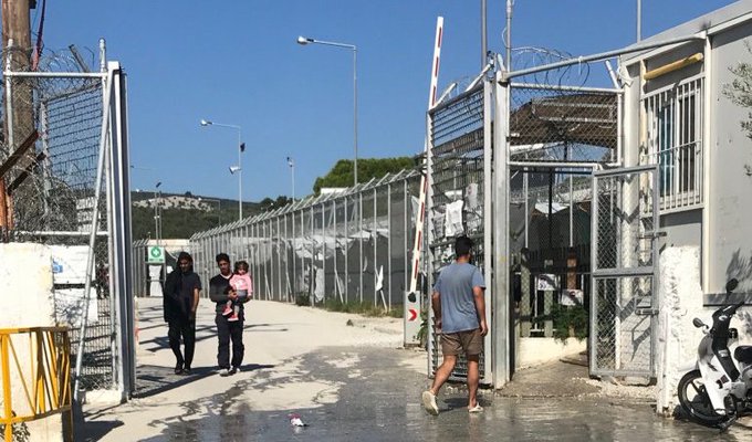 Midilli’de tutuldukları kamplardaki insanlık dışı koşulları protesto eden mültecilere polis saldırdı