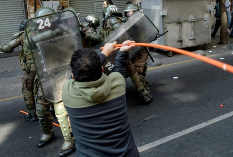 Şili’de Pinochet döneminde kaybedilenler için gerçekleştirilen eyleme polis saldırdı