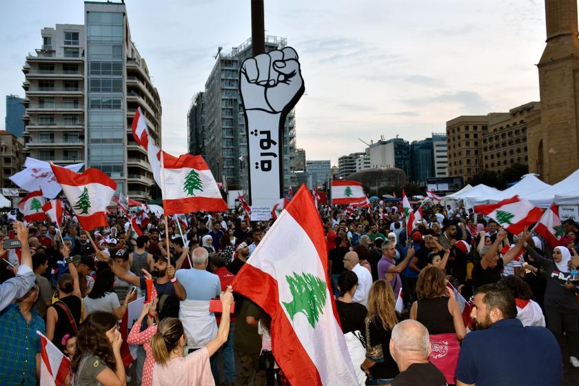 Lübnan’da asker yolu trafiğe kapatan eylemcilere saldırdı