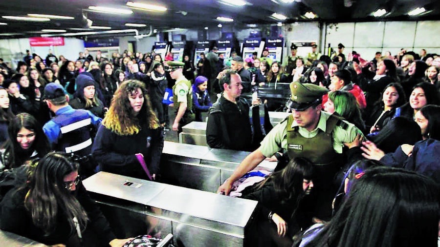 Şili’de öğrencilerin toplu taşıma zamlarına karşı eylemleri sürüyor