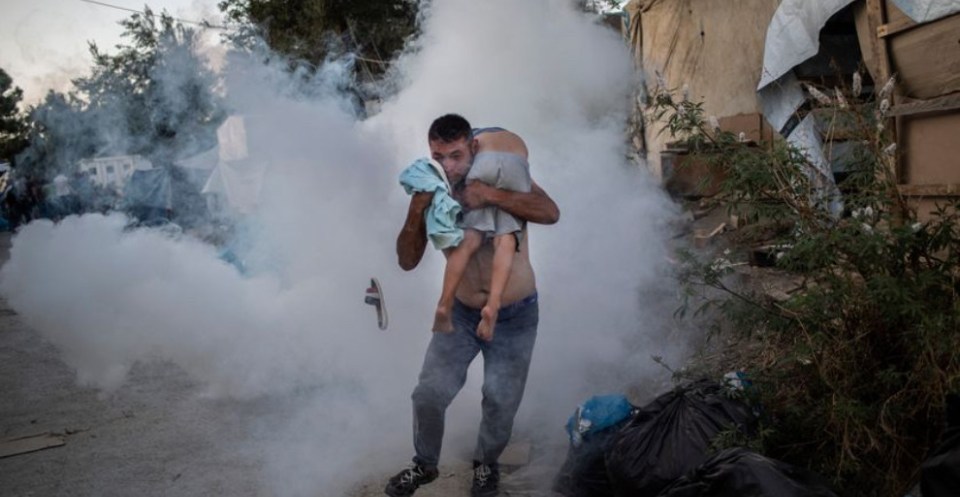 Yunanistan’da mülteci kampında iki kişinin hayatını kaybettiği yangının ardından isyan çıktı