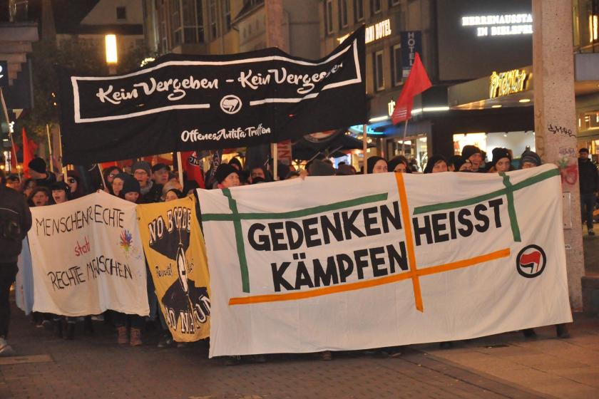 Almanya’da anti faşistler Neo-Nazilere karşı yürüyüş düzenledi