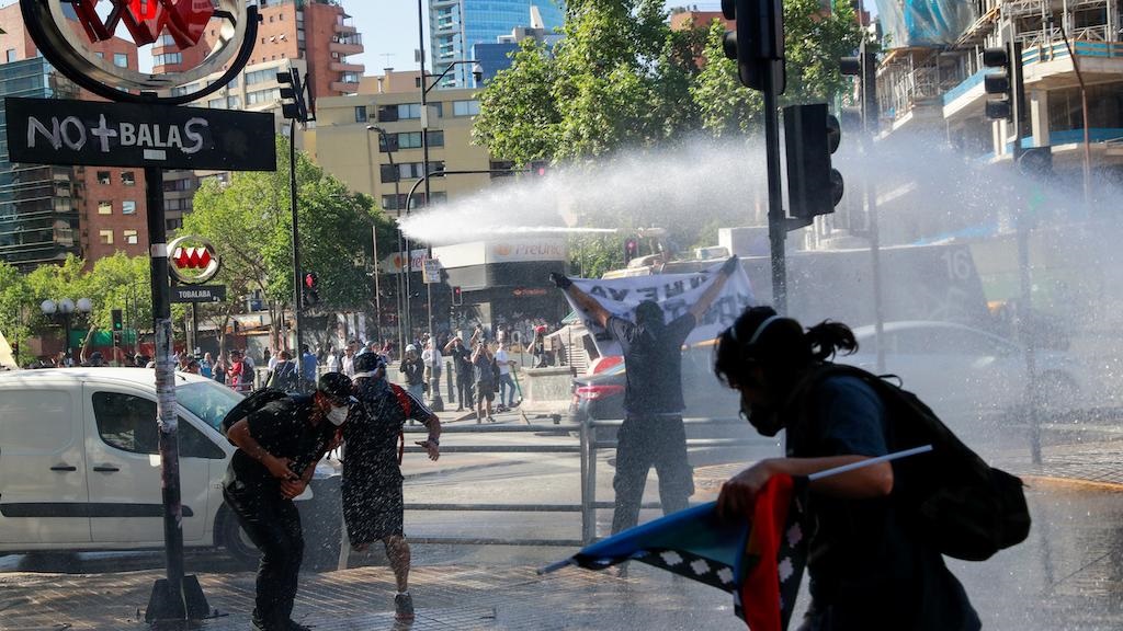 Şili’de eylemler 3. haftasında sürüyor: Santiago’nun lüks semtinde polis ve eylemciler arasında çatışma yaşandı