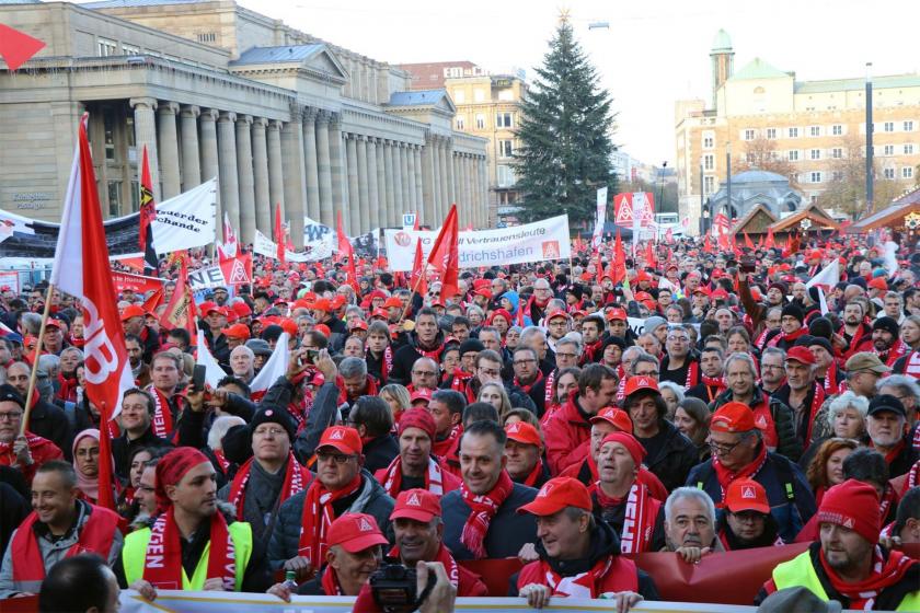 Almanya’da binlerce metal işçisi işten atmalara karşı miting düzenledi
