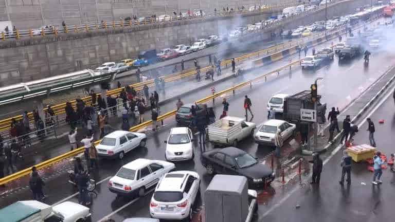 İran’da benzin zammı isyanı