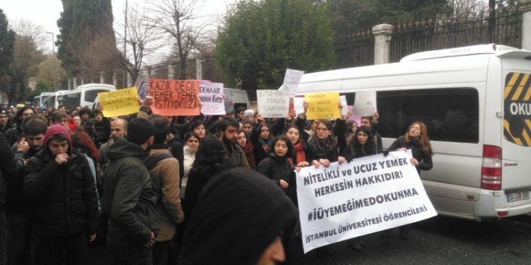 İstanbul Üniversitesi öğrencileri yemek hakları için eylem gerçekleştirdi