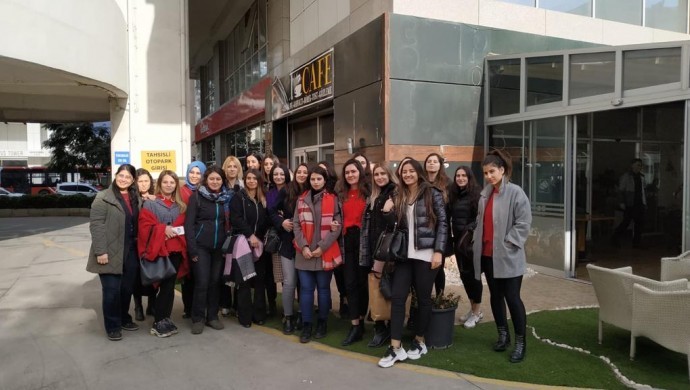 İzmir’de ücretleri ödenmeyen hukuk bürosu çalışanları greve başladı