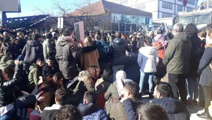 Dersim’de günlerdir haber alınamayan üniversite öğrencisi Gülistan Doku için yapılmak istenen eyleme polis saldırdı