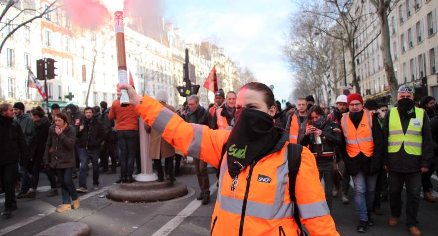 Fransa’da grev ve eylemler sürüyor: Paris’te on binlerce kişi yine sokaktaydı