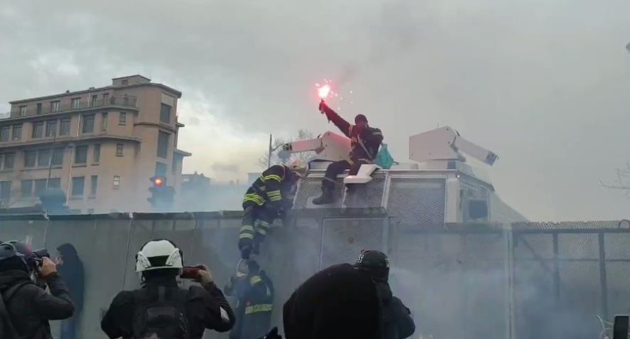 Paris’te itfaiyeciler polisin engelleme çabalarına rağmen yürüyüş gerçekleştirdi