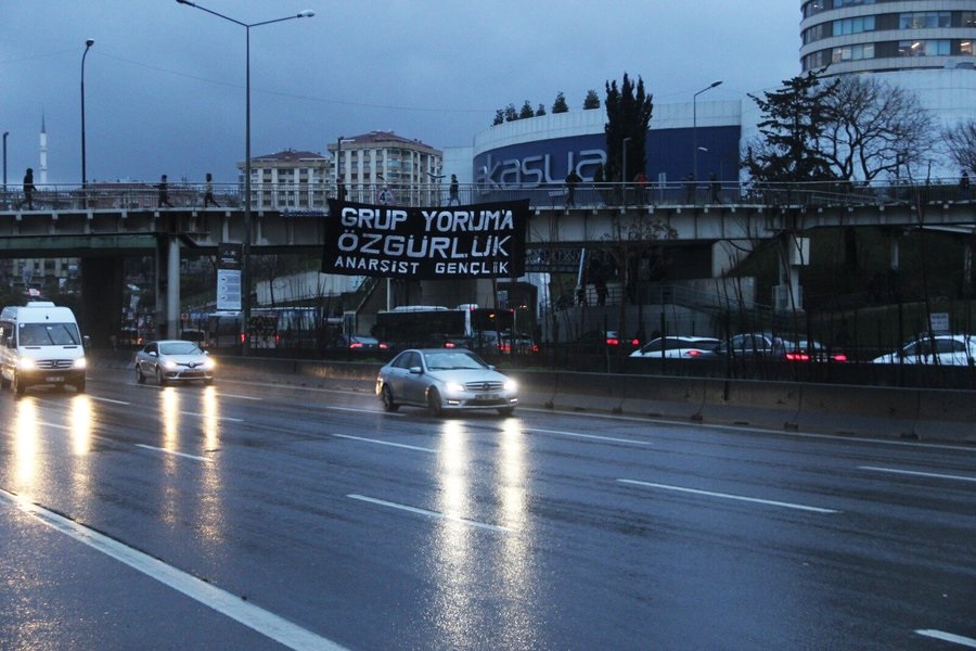 Anarşist Gençlik Üsküdar-Ünalan Köprüsü’ne “Grup Yorum’a Özgürlük” pankartı astı