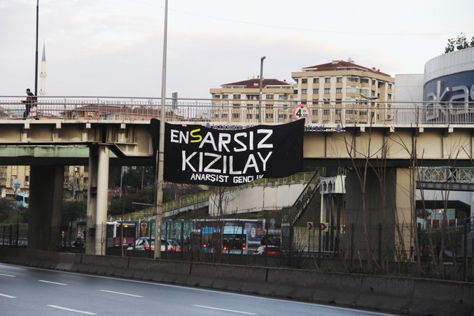 Anarşist Gençlik’ten Üsküdar-Ünalan Köprüsü’nde Pankart Eylemi
