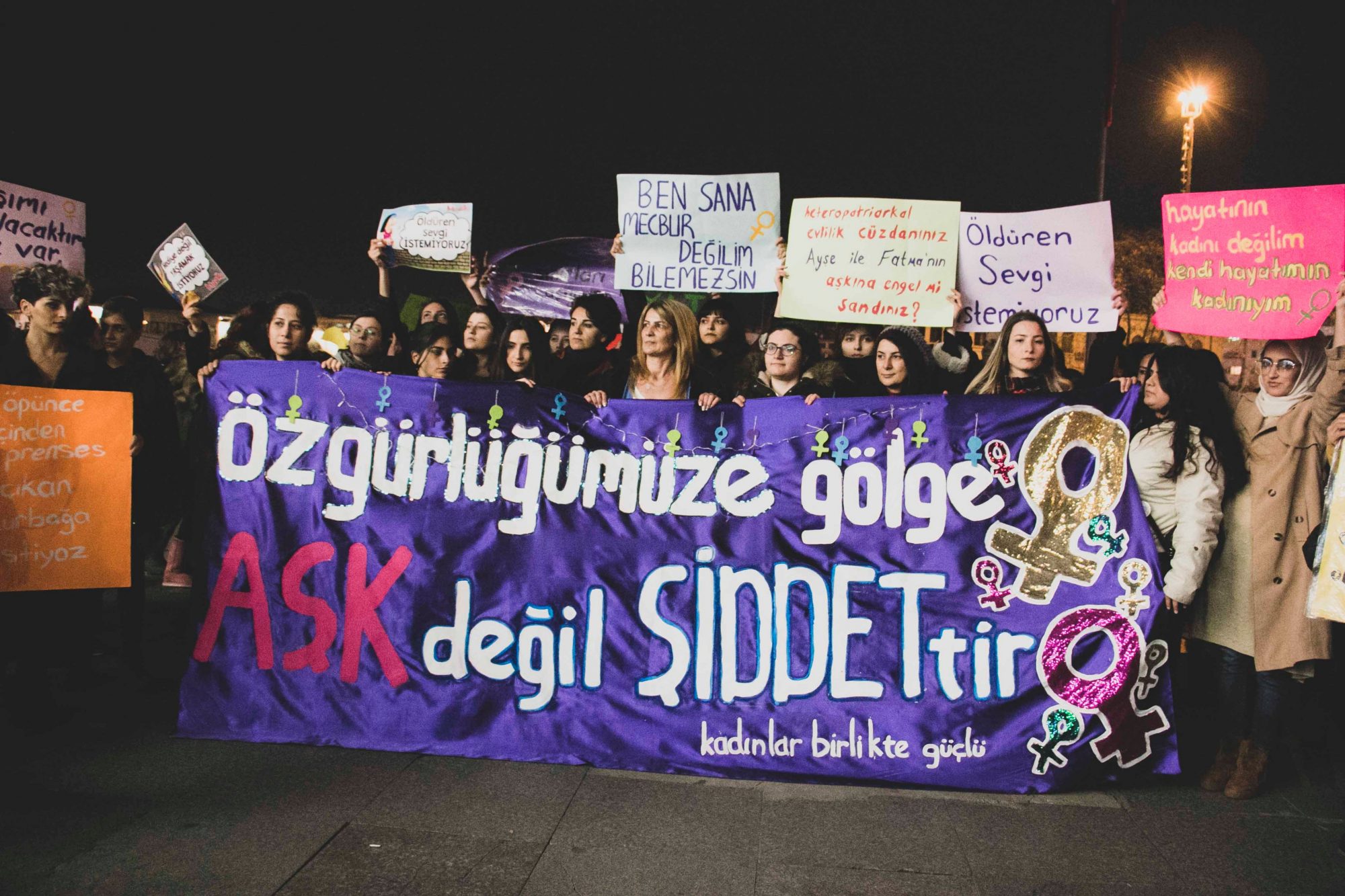 Kadınlar Sevgililer Günü’nde Kadıköy’de eylem düzenledi: “Özgürlüğümüze gölge aşk değil, şiddettir”