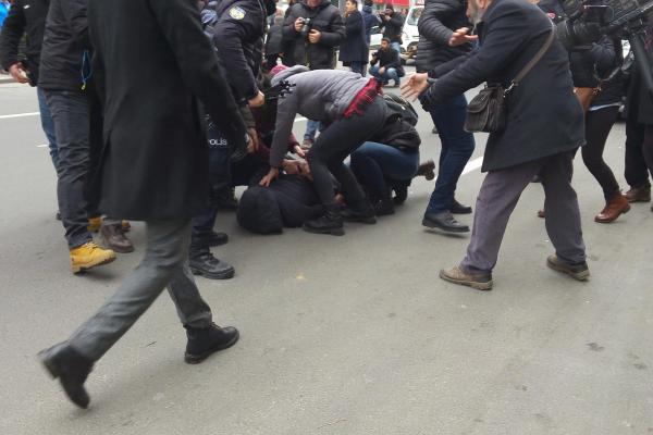 Ankara’da Kızılay binası önünde yapılmak istenen eyleme polis saldırdı