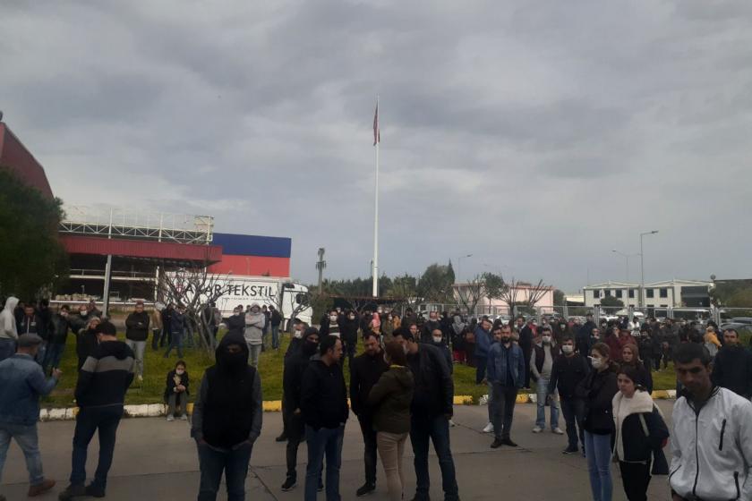 Koronavirüs vakası çıkan İzmir’deki Akar Tekstil fabrikasında işçiler grev yaptı, patron sopalarla saldırdı
