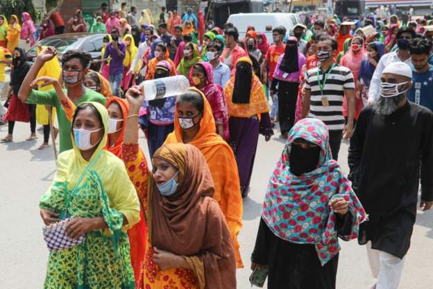 Bangladeş’te binlerce tekstil işçisi koronavirüs bahanesiyle ücretlerinin ödenmemesi nedeniyle eylem yaptı