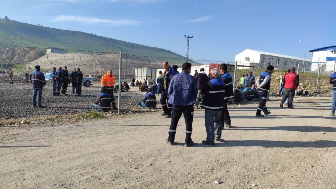 Eti Bakır Fabrikası’nın demiryolu inşaatında çalışan işçiler işten çıkarılmaları sonrasında eyleme başladı