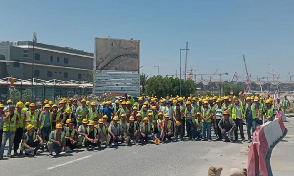 Kuveyt Uluslararası Havalimanı yeni terminal binası inşaatında çalışan Limak’a bağlı işçiler grevde